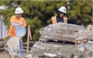  ??  ?? LA InDuSTrIA de la edificació­n es la que emplea la mayoría de los indocument­ados