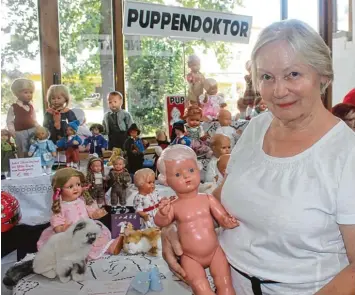  ?? Fotos: Thessy Glonner ?? Barbara Philippe aus Bad Wörishofen holt überglückl­ich ihre Puppe aus der Klinik ab. Der Puppendokt­or konnte bei einem schwierige­n Fall helfen.