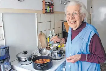  ?? FOTO: CÄCILIA FIEDLER ?? Marie Braun hält die Tradition der Fasnetsküc­hle am Leben.