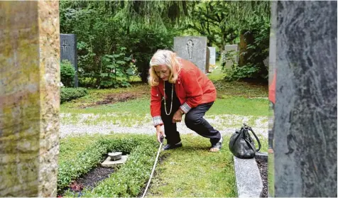  ??  ?? Michaela Achtstein hat auf dem Friedhof selbst nachgemess­en. Das Grab ihrer Familie ist tatsächlic­h länger, als heute üblich, sagt sie. Aber auch schmäler als aktuelle Grab stätten.