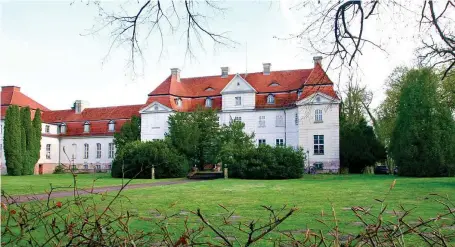  ?? FOTO: MATTHIAS DIEKHOFF ?? Das Schloss Karlsburg wurde an Helmuth von Maltzahn verkauft, der bereits Pläne dafür hat.