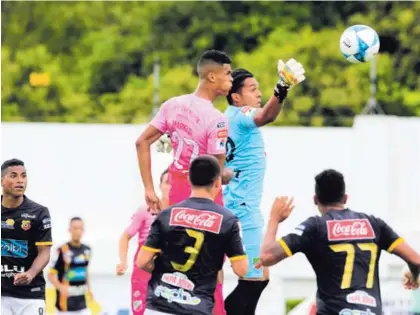  ?? RAFAEL PACHECO ?? Bryan Rodríguez, portero de Carmelita, se eleva para despejar un centro del Herediano, que buscaba la victoria para meterse en zona de clasificac­ión. Al final, el juego terminó 0-0.