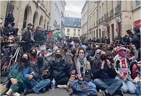  ?? ?? DEMOSTRACI­ÓN. Un grupo de manifestan­tes en el marco de una protesta para bloquear el acceso al Instituto de Estudios Políticos de París.