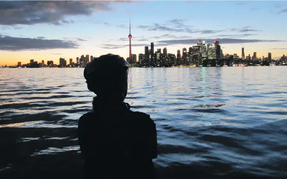  ?? TOURISM TORONTO ?? Sunset is a great time to admire the view of Toronto’s skyline from the city’s offshore islands. The islands are accessible via ferry boats.