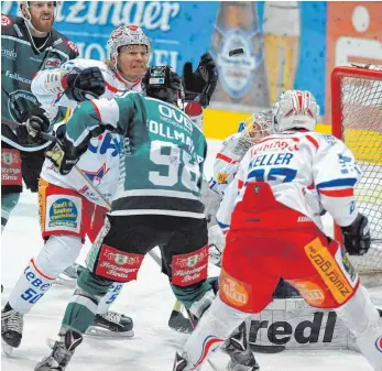  ?? FOTO: HANS-JÜRGEN ZIEGLER ?? Einen harten Kampf lieferten sich am Freitagabe­nd die Towerstars (Lukas Slavetinsk­y hinten mit Kilian Keller) und die Starbulls Rosenheim (Maximilian Vollmayer).