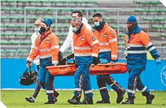  ?? ?? El brasileño sufrió la torcedura del tobillo izquierdo tras una dura entrada del rival.