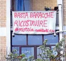  ?? (Ansa) ?? Terremotat­i Lenzuola bianche e slogan alle finestre: così il Comitato per la rinascita di Norcia ha deciso di denunciare la lentezza della ricostruzi­one dopo i terremoti che hanno colpito l’italia centrale nel 2016 e nel 2017