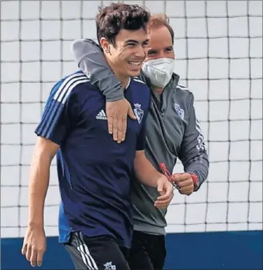  ??  ?? Arrasate abraza a Manu Sánchez, que redebutará hoy como rojillo tras otra cesión desde el Atlético.