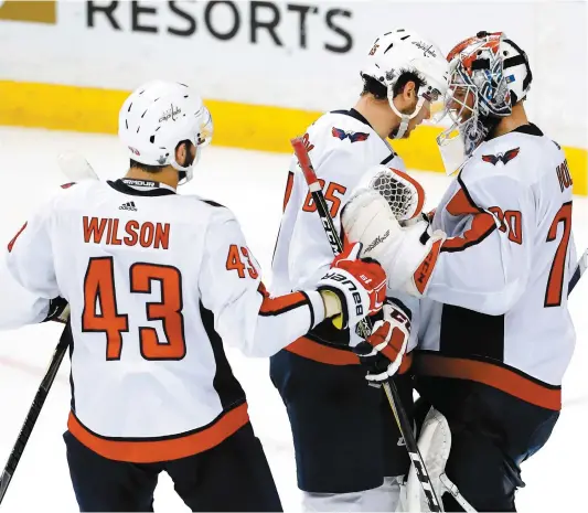  ?? PHOTO AFP ?? Tom Wilson, Andre Burakovsky et Braden Holtby, des Capitals, ont célébré leur victoire contre le Lightning, dimanche soir, à Tampa.