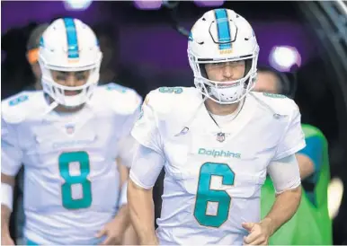  ?? JIM RASSOL/STAFF PHOTOGRAPH­ER ?? Jay Cutler, right, missed the second half of Sunday’s 30-20 loss to Tampa Bay after he entered league’s concussion protocol.