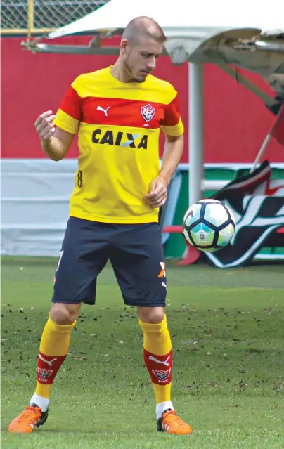  ??  ?? Volante Uillian Correia entra no meio-campo do Vitória na vaga do capitão Willian Farias, machucado