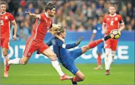  ??  ?? ACROBÁTICO. Griezmann le marcó a Gales con este remate.