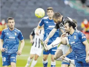  ??  ?? Rafa Gálvez cabecea un balón para evitar el peligro del Oviedo en Castalia.