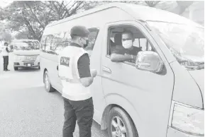  ?? — Gambar Bernama ?? PATUHI SOP: Anggota Jabatan Pengangkut­an Jalan Negeri Selangor memeriksa van pekerja ketika menjalanka­n Ops Patuh di Persiaran Budiman Seksyen 25 Shah Alam, semalam.