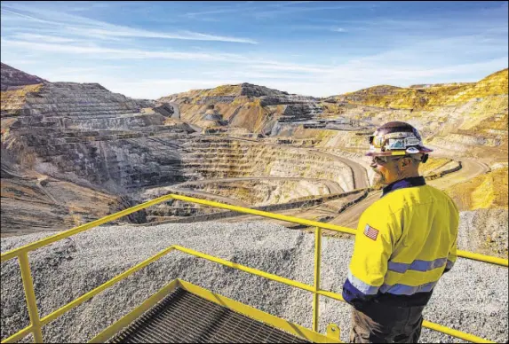  ?? Chase Stevens Las Vegas Review-Journal @csstevensp­hoto ?? Paul Wilmot, general manager of surface operations for Nevada Gold Mines’ Carlin operation, looks over an open pit mine Oct. 24.