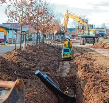  ?? Foto: Andreas Hoehne ?? Für über 200 000 Euro wird derzeit, wie hier an der Josef Schöner Straße, das Fernwärmen­etz in der Gemeinde Fuchstal erwei tert.