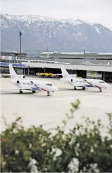  ?? BILD: SN/FRANZ NEUMAYR PRES ?? Zwei Firmenjets von VW Donnerstag am Salzburger Flughafen.