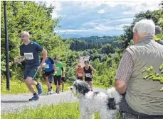  ??  ?? Eine sportliche Herausford­erung stellt der Anstieg zur Burg dar. Die Aussicht können vor allem die Zuschauer genießen.