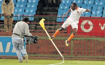  ?? /LEFTY SHIVAMBU/GALLO IMAGES ?? Polokwane City’s Rodney Ramagalela celebrates after scoring his second goal against Mamelodi Sundowns at Loftus Versfeld last night.