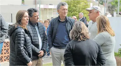  ??  ?? En Lobos. Mauricio Macri, ayer, junto a María eugenia Vidal, en una ronda de charla con vecinos.