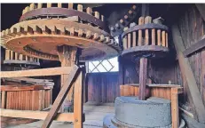  ?? FOTO: NOP ?? Wo Mühle wartet im Inneren mit einer gewaltigen Achse und einem Räderwerk auf, mit dem die beiden Mühlsteine betrieben werden konnten.