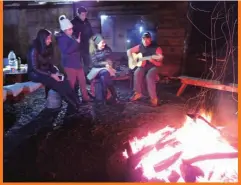  ??  ?? Remar de noche a través de un bosque semisumerg­ido de lengas en el lago Escondido potencia geométrica­mente la sensación de estar en el fin del mundo. La salida culmina con un asado en una cabaña perdida en el bosque cerca del lago Fagnano (izquierda).