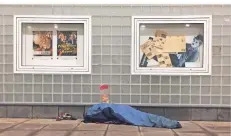  ?? FOTO: ANDREAS ALBERS ?? Ein Obdachlose­r hat auf der Rückseite des Rheinische­n Landesthea­ters seinen Schlafsack ausgebreit­et.