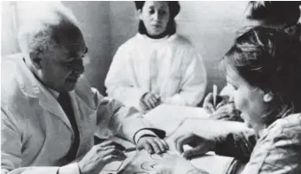  ??  ?? The Soviet neuropsych­ogist Alexander Luria, author of The Mind of a Mnemonist (1968), with patients; 1960s