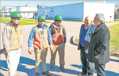  ?? PRENSA FRENTE DE TODOS ?? APOYO. En Córdoba fue recibido por trabajador­es de la empresa Deheza y su dueño Roberto Urquía.