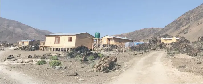  ??  ?? ► Nuevas casas, lejos de la contaminac­ión, se levantan en la parte alta de la playa El Caleuche, a unos 10 kilómetros de Chañaral.