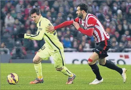 ?? MIGUEL TOÑA / EFE ?? Messi, que realizó un partido sublime, intenta escapar del marcaje de Balenziaga