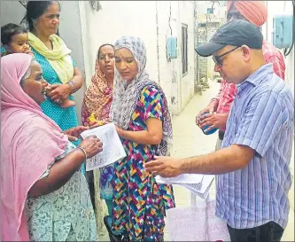  ?? HT FILE ?? A health department official conducts a survey in Ludhiana.