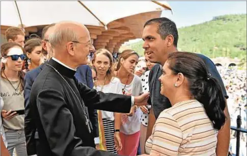  ?? Oficina de Prensa del Opus Dei ?? El prelado saluda a una familia durante la fiesta