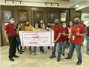  ?? THANK YOU! (Angeles City Informatio­n Office) ?? bonus.
Angeles City hall employees thank Mayor Carmelo "Pogi" Lazatin, Jr. for their CNA