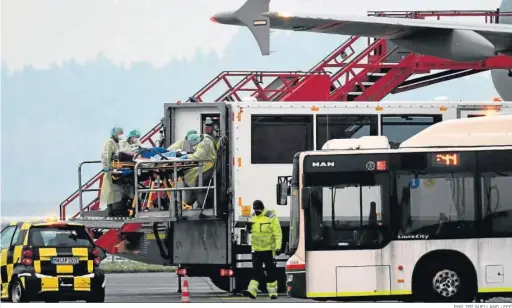  ?? PHILIPP GUELLAND / EFE ?? Personal médico traslada a un paciente de Covid en un avión medicaliza­do, ayer en el aeropuerto de Memmingen.