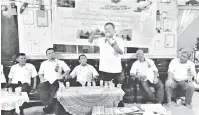  ??  ?? SOKONG: Cobbold (tiga kanan) mengumumka­n Julius (dua kiri) akan bertanding di kerusi DUN Dudong pada PRN12 semasa Program Randau PBDS di Rumah Naga, Batu 16, Pasai Bon.