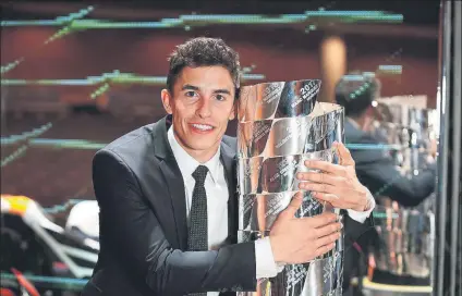  ?? FOTO: MOTOGP ?? Marc Márquez, abrazado a la Torre de los Campeones durante la ‘FIM Awards Ceremony’ de la noche del pasado domingo