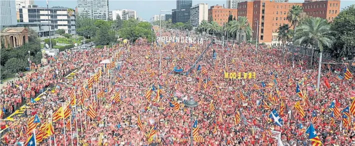  ?? EFE ?? Multitud. El centro de Barcelona, desbordado de manifestan­tes, ayer en la celebració­n de la Diada. El color coral identifica a los partidario­s de la independen­cia de Cataluña.