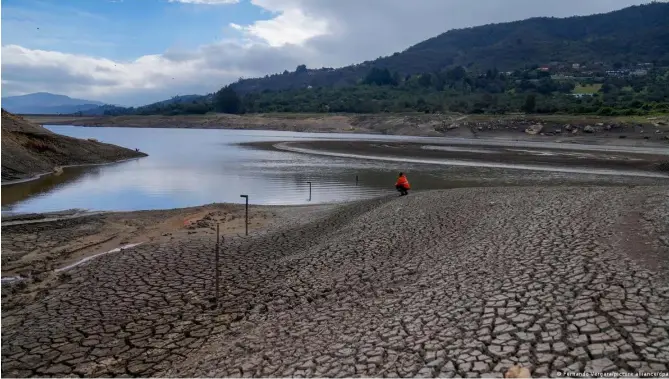  ?? ?? Escasez de agua en la capital colombiana.
Imagen: Fernando Vergara/picture alliance/dpa