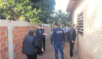  ?? ?? Policías y funcionari­os del Ministerio Público verificaro­n la casa donde sucedió el crimen.