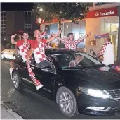  ?? RP-FOTO: ?? Hunderte Kroaten jubelten im Autokorso auf der Hauptstraß­e in Langenfeld nach dem Halbfinals­ieg gegen England.