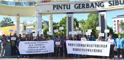  ??  ?? FCMRAS members display banners and placards during their peaceful protest at Sibu Gateway on the soon-to-be-implemente­d smoking ban in coffee shops.