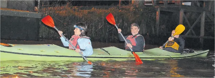  ??  ?? Más fácil de a tres. El cronista, en el medio, acompañado por Cecilia Krall (36) y Guillermo Chulak (41). Los kayaks de travesía son ágiles y estables.