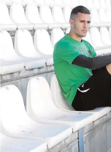  ??  ?? El delantero del Córdoba cedido en el Getafe, Sergi Guardiola, posa en la grada de El Arcángel durante una entrevista con ABC Córdoba