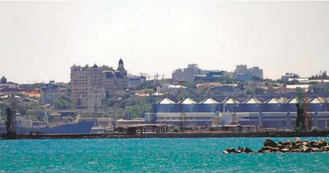  ?? // REUTERS ?? Una terminal de grano en el puerto de Odesa, que fue atacado ayer con misiles de crucero rusos