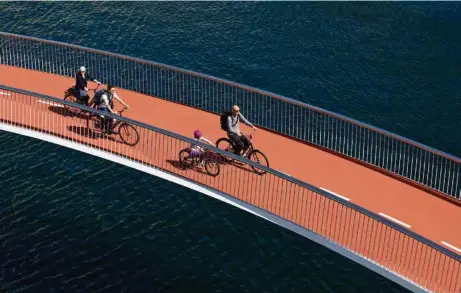  ?? (FÉDÉRATION CYCLISTE DANOISE) ?? Un des ponts de la ville réservés aux vélos, le «viaduc du serpent», qui ondule 7 mètres au-dessus de l’eau.
