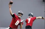  ?? ERIN GRUGAN - THE PRESS OF ATLANTIC CITY VIA AP ?? Philadelph­ia Eagles quarterbac­ks Nick Foles (9) and Nate Sudfeld throw during practice at the team’s NFL football training facility in Philadelph­ia, Thursday, Dec. 14, 2017.