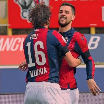  ?? ANSA ?? Mattia Destro, 27 anni, fa festa con Poli dopo il gol: in Serie A è arrivato a 67 reti in 213 partite