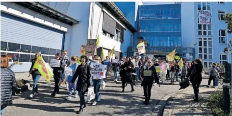  ?? FOTO: BECKERBRED­EL ?? Im vergangene­n Oktober demonstrie­rten Beschäftig­te des Evangelisc­hen Krankenhau­ses in Saarbrücke­n vor ihrer Klinik gegen die geplante Schließung – vergeblich. Die Kreuznache­r Diakonie hat das Haus Anfang März geschlosse­n.