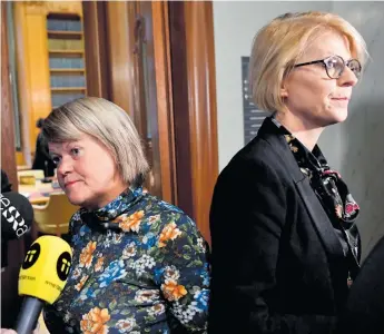  ?? Foto: Jessica GOW/TT ?? Ulla Andersson, Vänsterpar­tiets ekonomisk-politiske talesperso­n och Elisabeth Svantesson, Moderatern­as ekonomisk-politiske talesperso­n, mötte medierna efter Finansutsk­ottets möte i riksdagen.